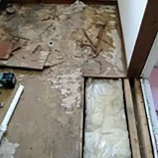崩壊した床